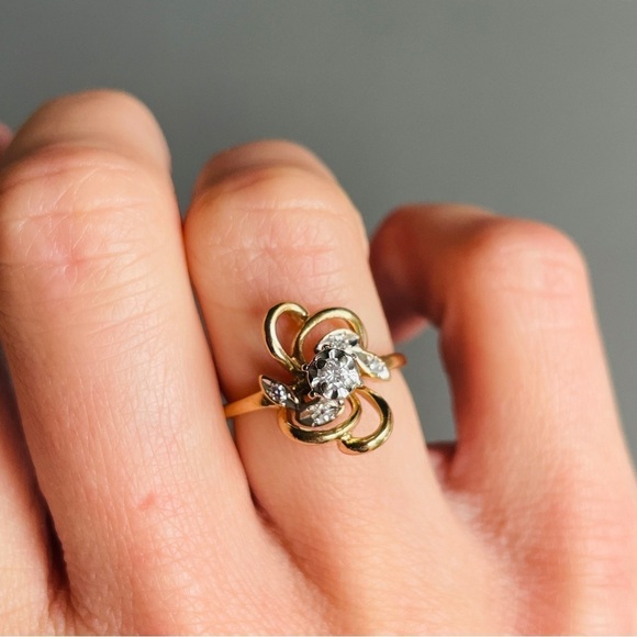 10k Yellow Gold Natural Diamond Swirl Design Vintage Ring - Picture 3 of 12